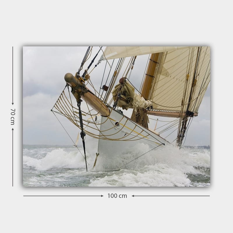 Canvastavla 70x100 cm - Segelbåt som kraftfullt navigerar genom vågorna - Vit / Beige / Brun - Inredning & dekor - Tavlor & konst - Canvastavla