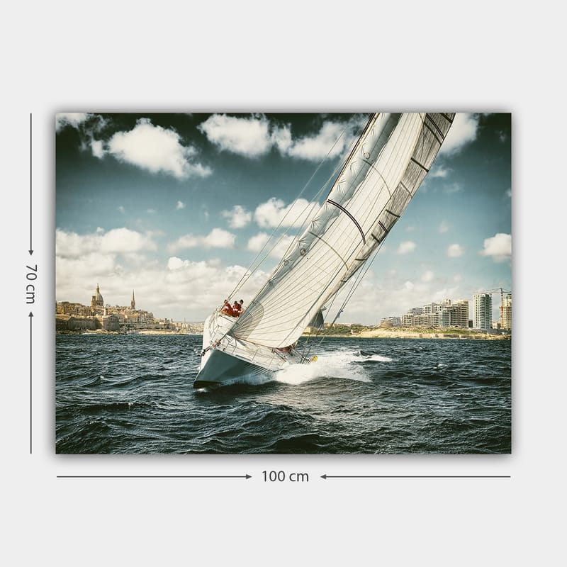 Canvastavla 70x100 cm - Segelbåt som navigerar genom vågorna under en klar himmel med moln - Blå / Vit / Grå - Inredning & dekor - Tavlor & konst - Canvastavla