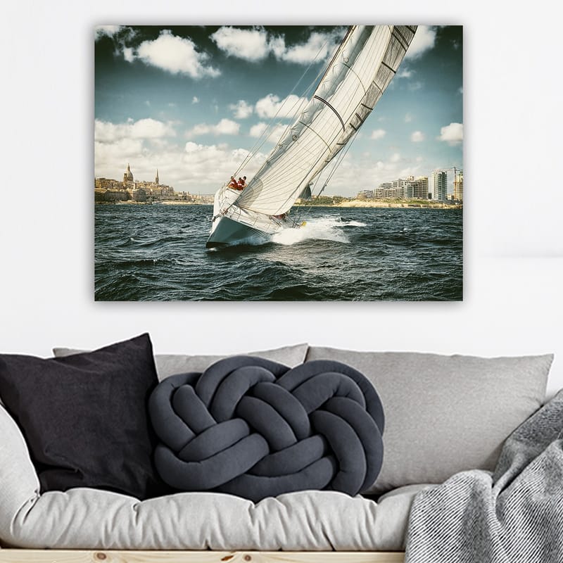 Canvastavla 70x100 cm - Segelbåt som navigerar genom vågorna under en klar himmel med moln - Blå / Vit / Grå - Inredning & dekor - Tavlor & konst - Canvastavla