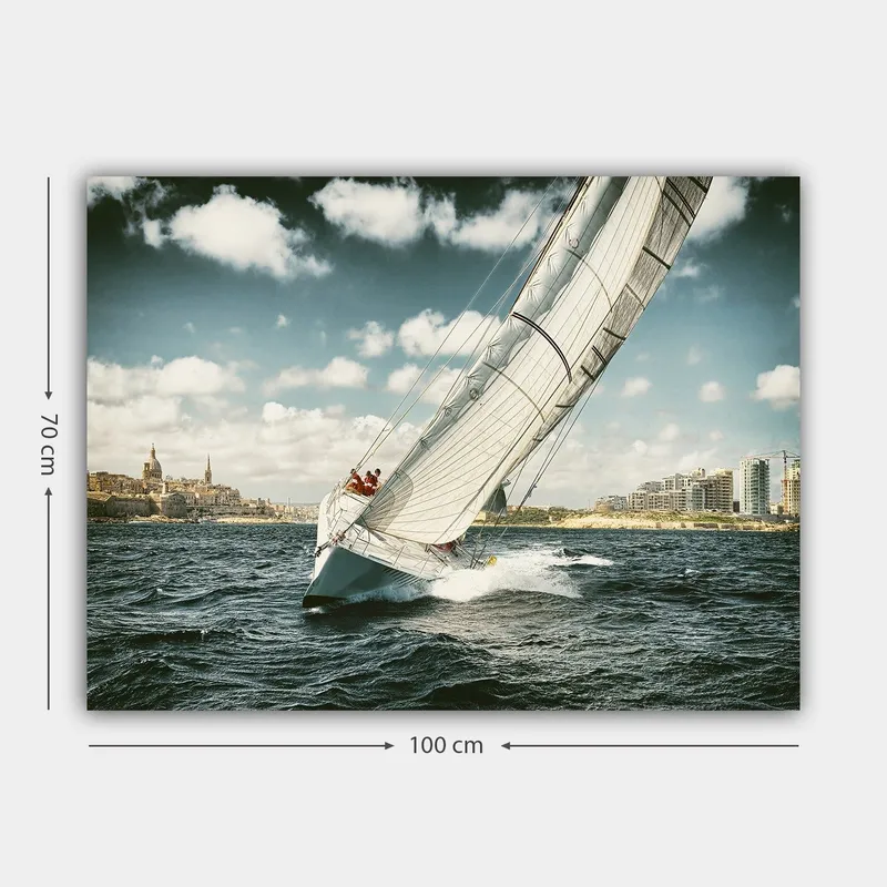 Canvastavla 70x100 cm - Segelbåt som navigerar genom vågorna under en klar himmel med moln - Blå / Vit / Grå - Inredning & dekor - Tavlor & konst - Canvastavla