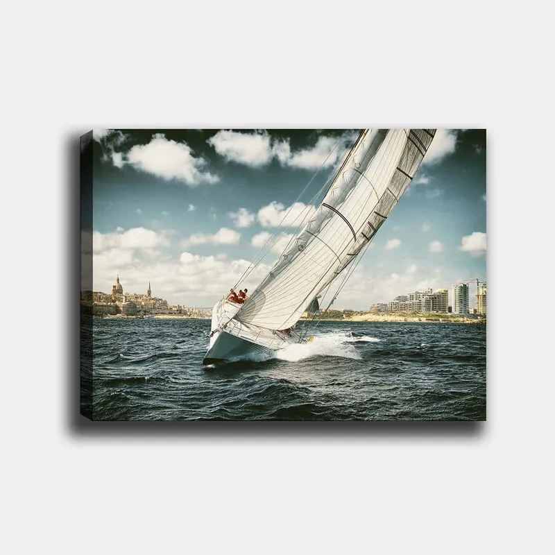 Canvastavla 70x100 cm - Segelbåt som navigerar genom vågorna under en klar himmel med moln, Blå / Vit / Grå