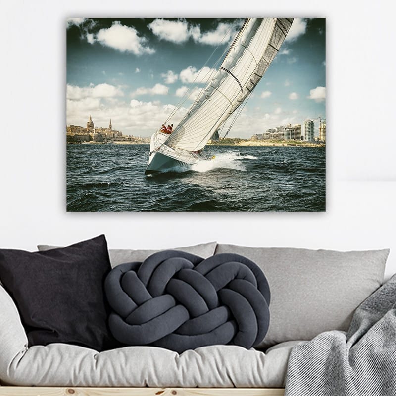 Canvastavla 70x100 cm - Segelbåt som navigerar genom vågorna under en klar himmel med moln - Blå / Vit / Grå - Inredning & dekor - Tavlor & konst - Canvastavla