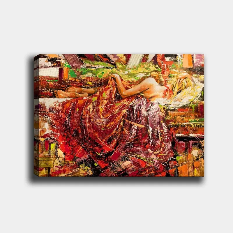 Canvastavla 70x100 cm - Sensuell kvinna som vilar i en draperad klänning av röd och orange färg, Röd / Orange / Gul