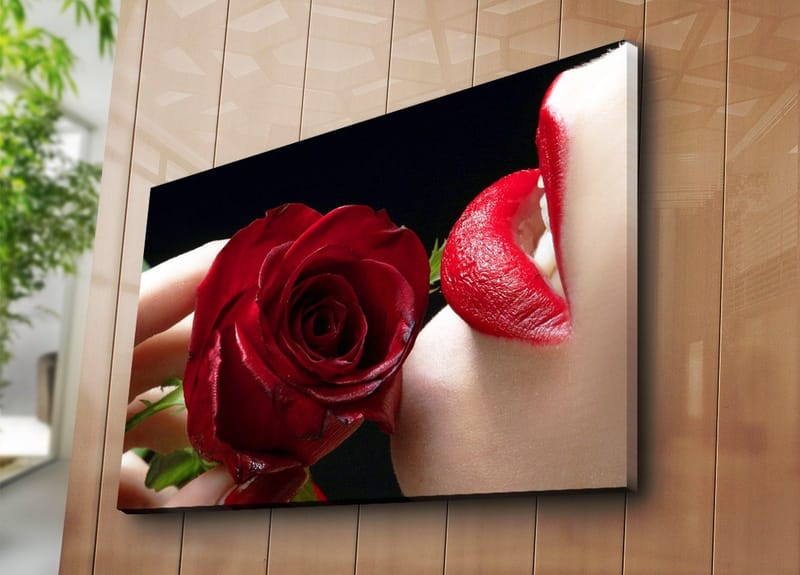 Canvastavla 70x100 cm - Sensuell närbild av en ros som hålls nära en läpp med röd läppstift - Röd / Grön - Inredning & dekor - Tavlor & konst - Canvastavla