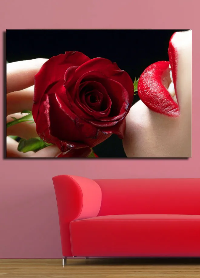 Canvastavla 70x100 cm - Sensuell närbild av en ros som hålls nära en läpp med röd läppstift - Röd / Grön - Inredning & dekor - Tavlor & konst - Canvastavla