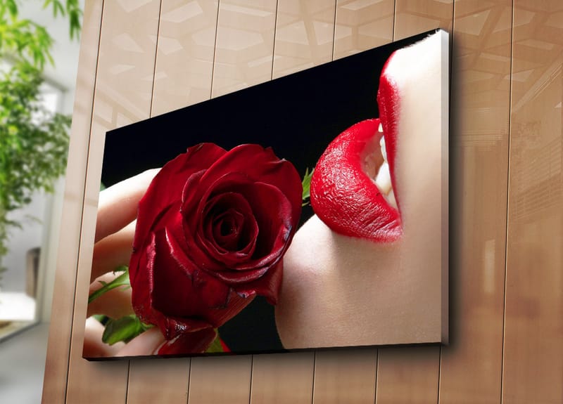 Canvastavla 70x100 cm - Sensuell närbild av en ros som hålls nära en läpp med röd läppstift - Röd / Grön - Inredning & dekor - Tavlor & konst - Canvastavla