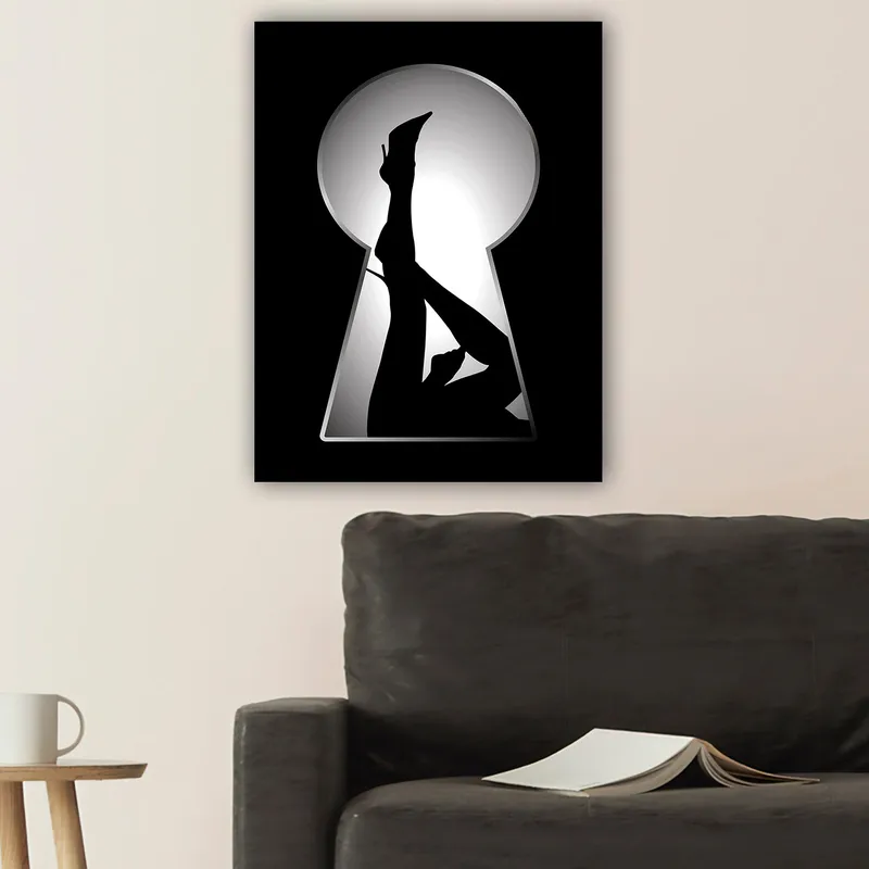 Canvastavla 70x100 cm - Silhuetten av en kvinna i högklackade skor genom ett nyckelhål - Svart / Vitt - Inredning & dekor - Tavlor & konst - Canvastavla