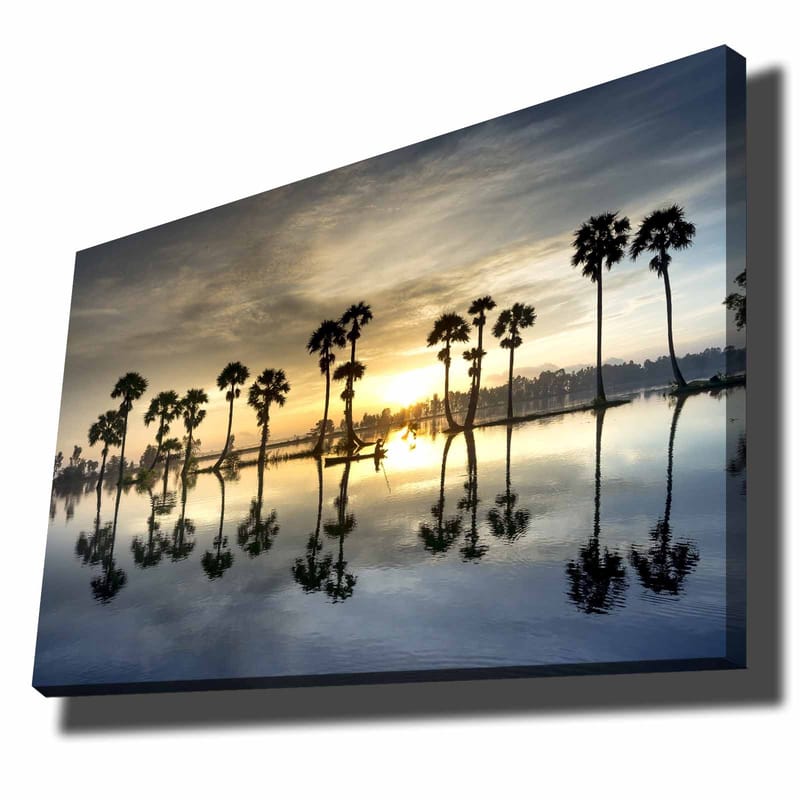 Canvastavla 70x100 cm - Silhuetter av palmer vid en spegelblanka sjö vid solnedgång - Guld / Blå / Svart - Inredning & dekor - Tavlor & konst - Canvastavla