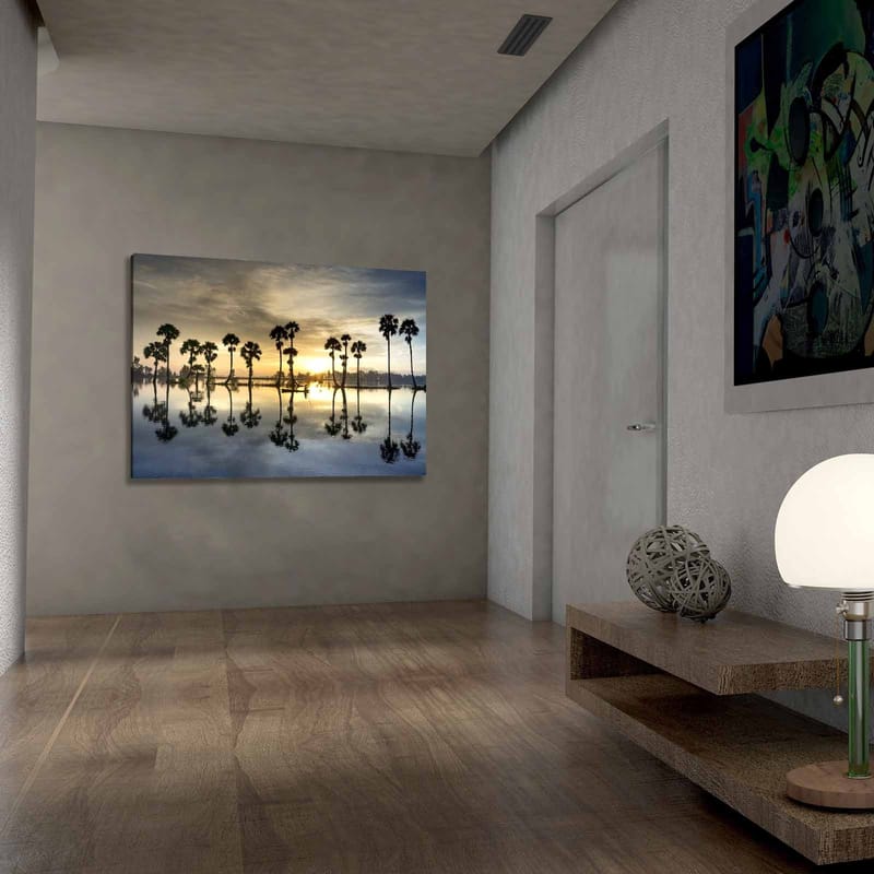 Canvastavla 70x100 cm - Silhuetter av palmer vid en spegelblanka sjö vid solnedgång - Guld / Blå / Svart - Inredning & dekor - Tavlor & konst - Canvastavla