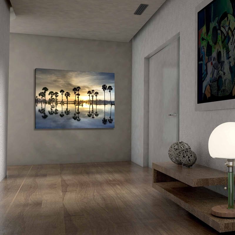 Canvastavla 70x100 cm - Silhuetter av palmer vid en spegelblanka sjö vid solnedgång - Guld / Blå / Svart - Inredning & dekor - Tavlor & konst - Canvastavla