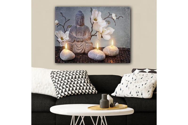 Canvastavla 70x100 cm - Sittande Buddha omgiven av blommor och stenar med tända ljus - Grå / Vit / Beige - Inredning & dekor - Tavlor & konst - Canvastavla