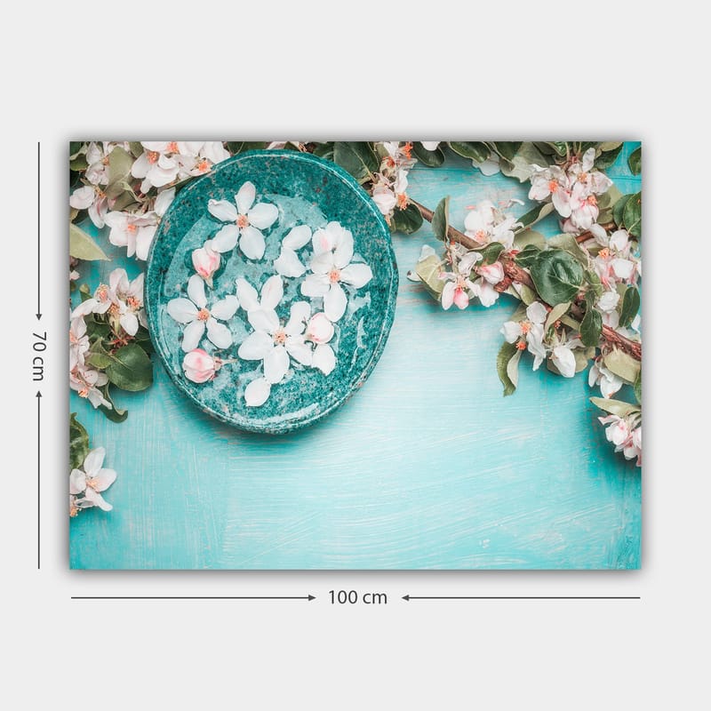 Canvastavla 70x100 cm - Skål med blommor omgiven av grönskande kvistar och blommor på en ljusblå bakgrund - Turkos / Vit / Rosa - Inredning & dekor - Tavlor & konst - Canvastavla