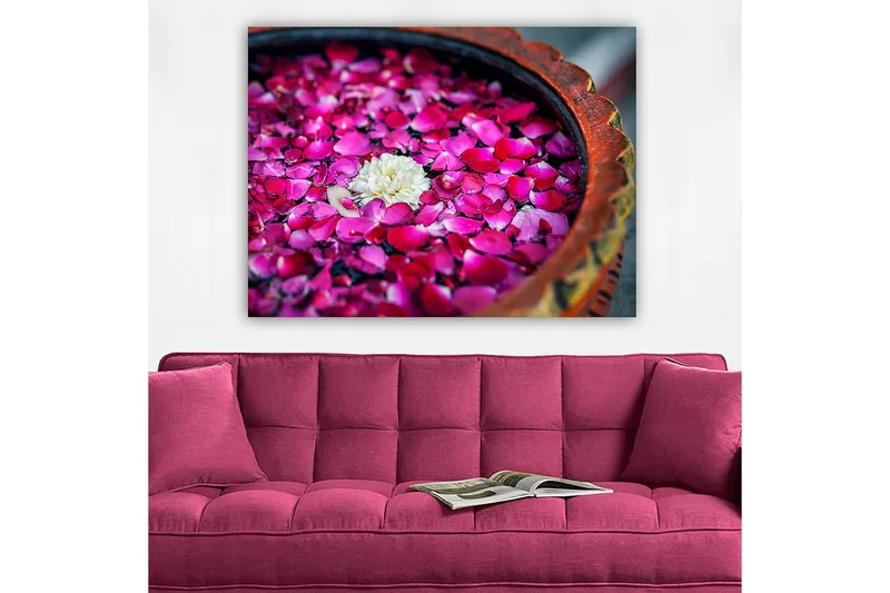 Canvastavla 70x100 cm - Skål med rosa rosblad och en vit blomma som flyter på ytan - Rosa / Vit - Inredning & dekor - Tavlor & konst - Canvastavla