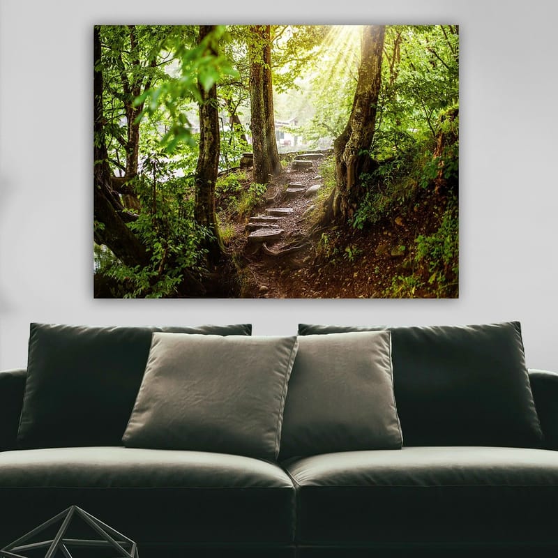 Canvastavla 70x100 cm - Solbelyst stig omgiven av grönska i en skogsmiljö - Grön / Brun - Inredning & dekor - Tavlor & konst - Canvastavla