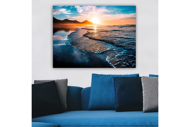 Canvastavla 70x100 cm - Solnedgång över en strand med mjuka vågor som rullar in mot kusten - Blå / Orange / Turkos - Inredning & dekor - Tavlor & konst - Canvastavla