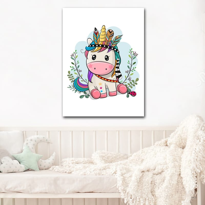 Canvastavla 70x100 cm - Söt enhörning med färgglad man och fjädrar som prydnad - Rosa / Lila / Grön - Inredning & dekor - Tavlor & konst - Canvastavla