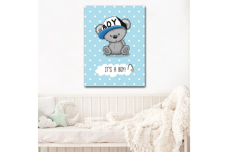 Canvastavla 70x100 cm - Söt grå björn med en blå keps som sitter på en ljusblå bakgrund med vita prickar - Blå / Grå - Inredning & dekor - Tavlor & konst - Canvastavla