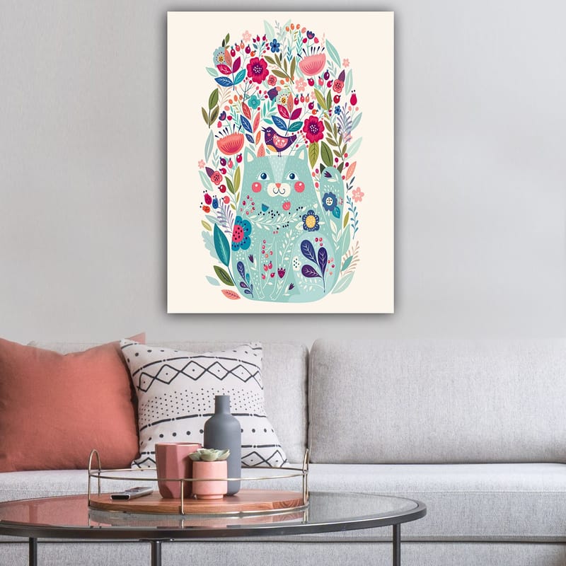 Canvastavla 70x100 cm - Söt katt omgiven av färgglada blommor och växter - Mintgrön / Mörkblå / Rosa - Inredning & dekor - Tavlor & konst - Canvastavla