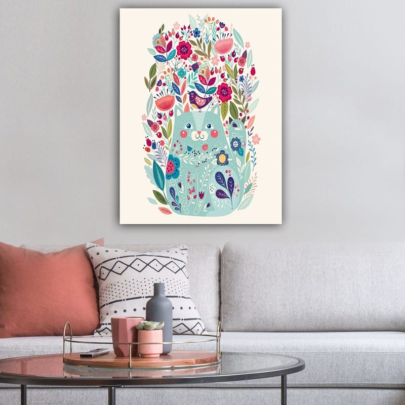 Canvastavla 70x100 cm - Söt katt omgiven av färgglada blommor och växter - Mintgrön / Mörkblå / Rosa - Inredning & dekor - Tavlor & konst - Canvastavla