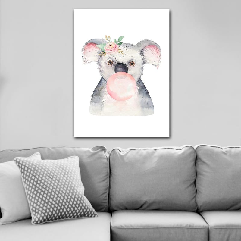 Canvastavla 70x100 cm - Söt koala som blåser bubbelgum med en blomma i örat - Grå / Rosa / Grön - Inredning & dekor - Tavlor & konst - Canvastavla