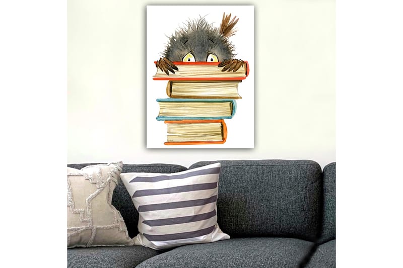 Canvastavla 70x100 cm - Söt, nyfiken karaktär som tittar fram bakom en stapel böcker - Svart / Beige / Orange - Inredning & dekor - Tavlor & konst - Canvastavla