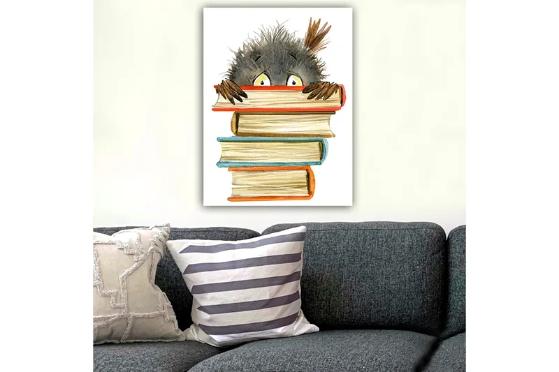 Canvastavla 70x100 cm - Söt, nyfiken karaktär som tittar fram bakom en stapel böcker - Svart / Beige / Orange - Inredning & dekor - Tavlor & konst - Canvastavla