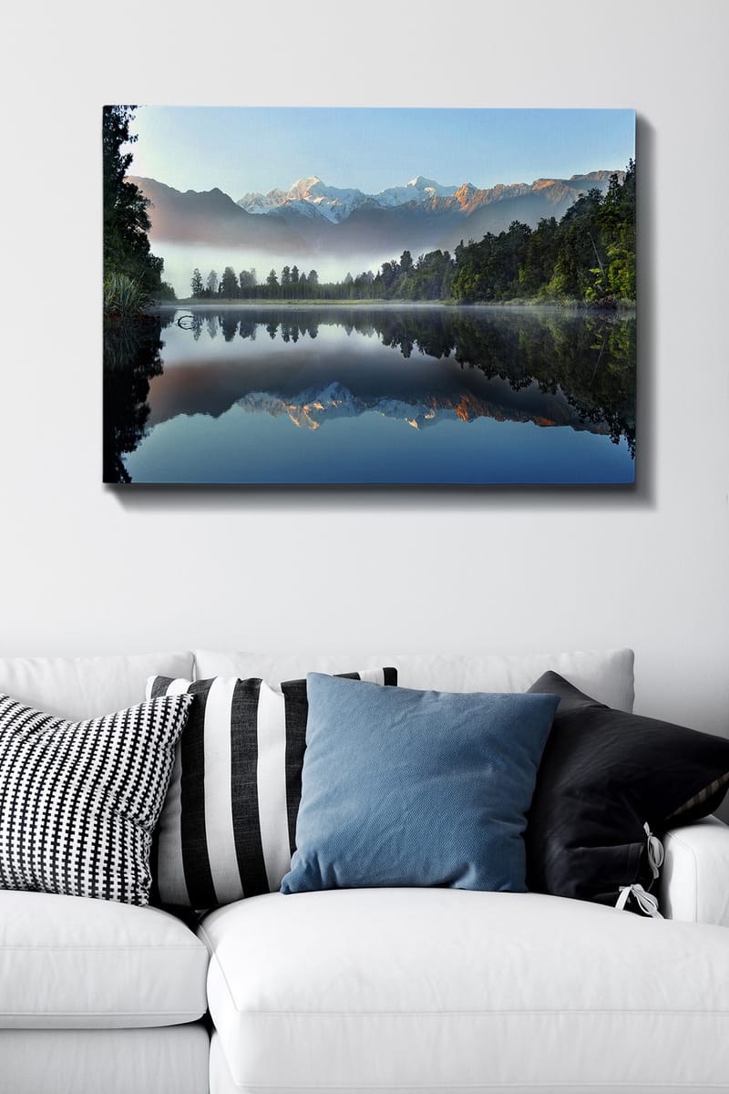 Canvastavla 70x100 cm - Spegelbild av majestätiska berg som reflekteras i en stilla sjö omgiven av grönskande skog - Blå / Grön / Vit - Inredning & dekor - Tavlor & konst - Canvastavla