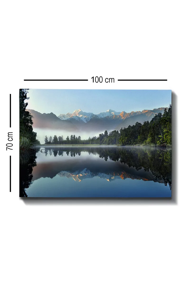 Canvastavla 70x100 cm - Spegelbild av majestätiska berg som reflekteras i en stilla sjö omgiven av grönskande skog - Blå / Grön / Vit - Inredning & dekor - Tavlor & konst - Canvastavla