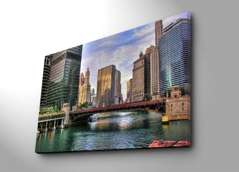 Canvastavla 70x100 cm - Stadssilhuett med moderna skyskrapor och en bro över en vattenväg, Blå / Grön / Beige
