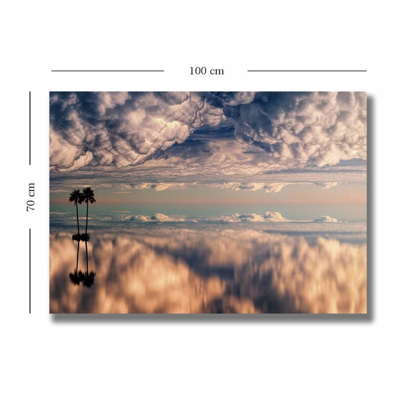 Canvastavla 70x100 cm - Stämningsfull landskapsmålning med palmer som speglas i en drömlik himmel fylld av moln - Blå / Beige / Vit - Inredning & dekor - Tavlor & konst - Canvastavla