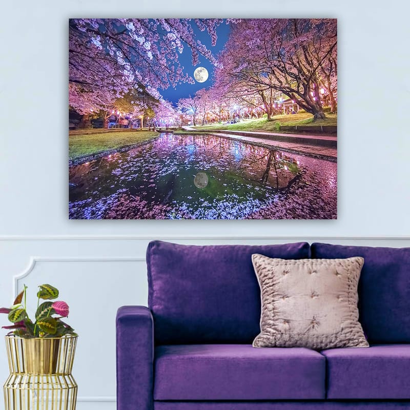 Canvastavla 70x100 cm - Stämningsfull scen med körsbärsträd i blom och en fullmåne som speglas i en stilla sjö - Rosa / Blå / Grön - Inredning & dekor - Tavlor & konst - Canvastavla