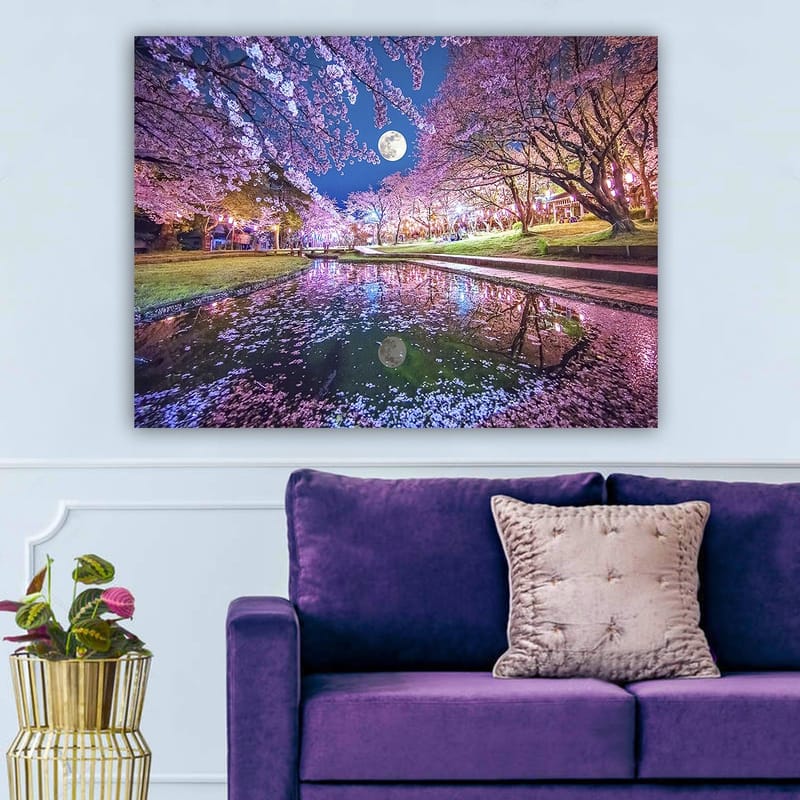 Canvastavla 70x100 cm - Stämningsfull scen med körsbärsträd i blom och en fullmåne som speglas i en stilla sjö - Rosa / Blå / Grön - Inredning & dekor - Tavlor & konst - Canvastavla