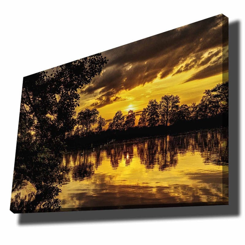 Canvastavla 70x100 cm - Stämningsfull solnedgång över en spegelblanka sjö, omgiven av silhouetter av träd - Guld / Svart / Mörkgrön - Inredning & dekor - Tavlor & konst - Canvastavla
