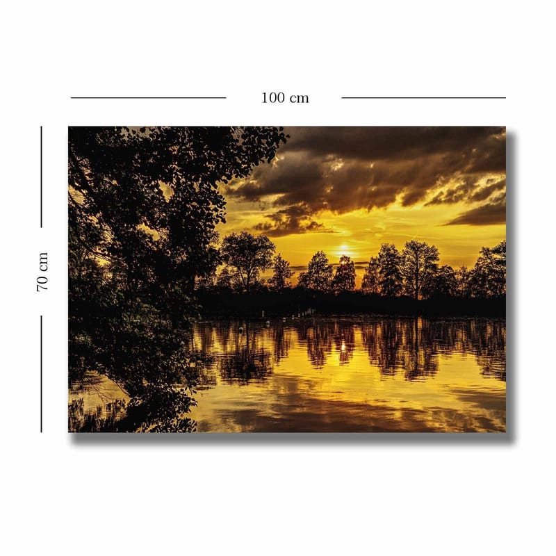 Canvastavla 70x100 cm - Stämningsfull solnedgång över en spegelblanka sjö, omgiven av silhouetter av träd - Guld / Svart / Mörkgrön - Inredning & dekor - Tavlor & konst - Canvastavla