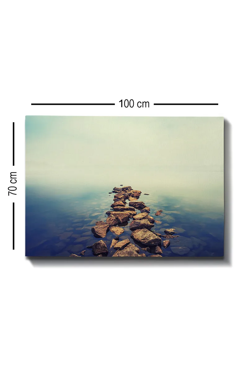 Canvastavla 70x100 cm - Stenlagd väg som sträcker sig över en stilla vattenyta - Grå / Blå / Beige - Inredning & dekor - Tavlor & konst - Canvastavla