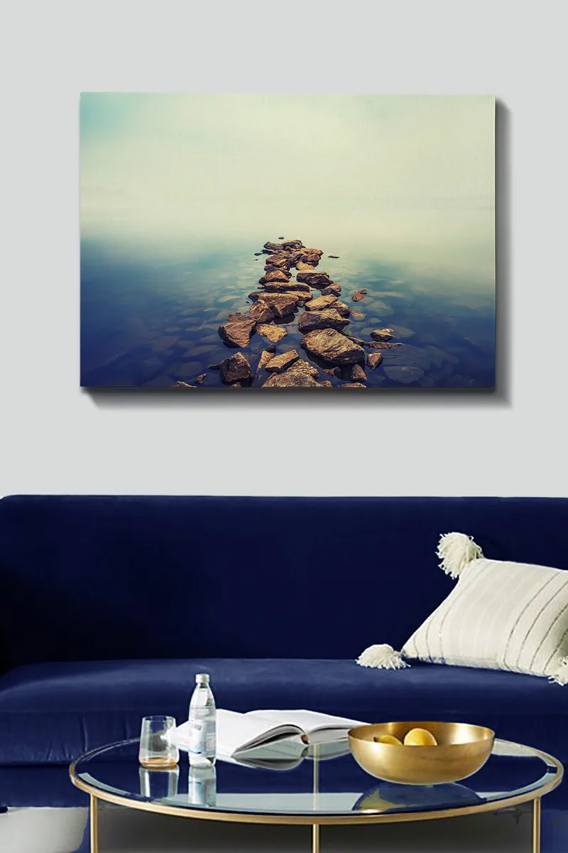 Canvastavla 70x100 cm - Stenlagd väg som sträcker sig över en stilla vattenyta - Grå / Blå / Beige - Inredning & dekor - Tavlor & konst - Canvastavla