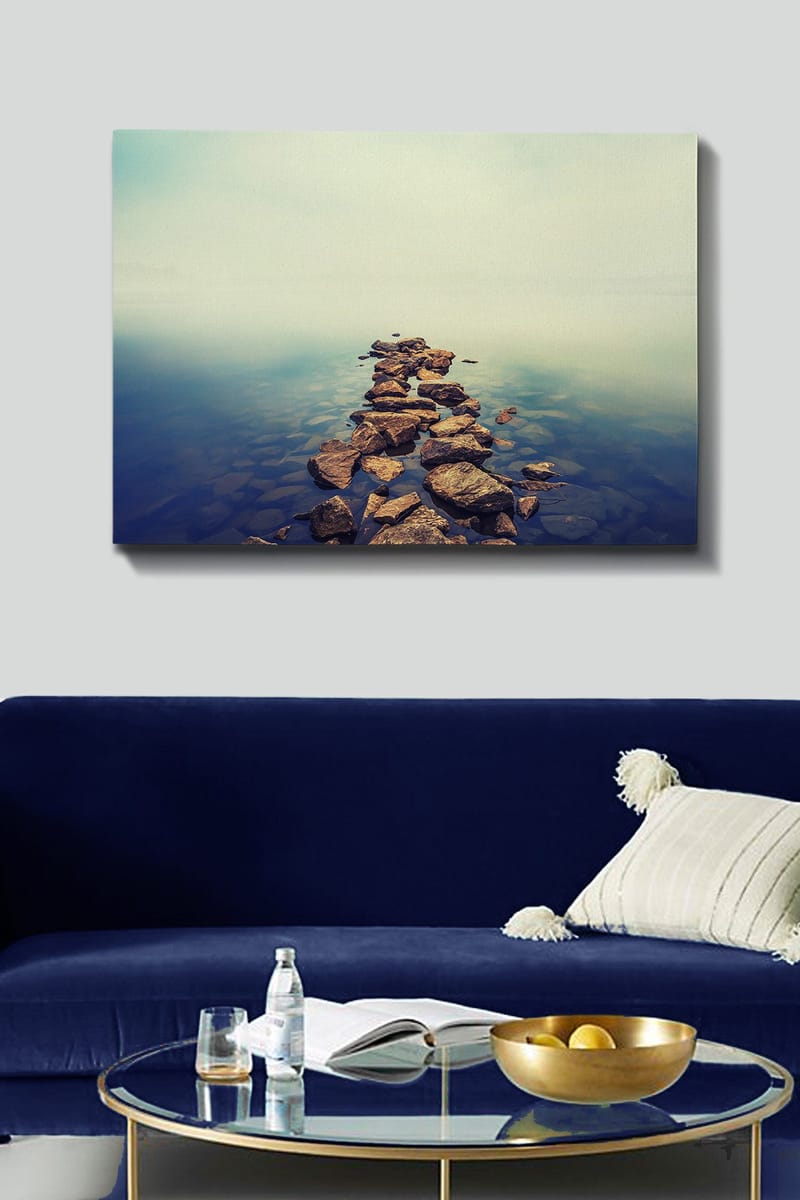 Canvastavla 70x100 cm - Stenlagd väg som sträcker sig över en stilla vattenyta - Grå / Blå / Beige - Inredning & dekor - Tavlor & konst - Canvastavla