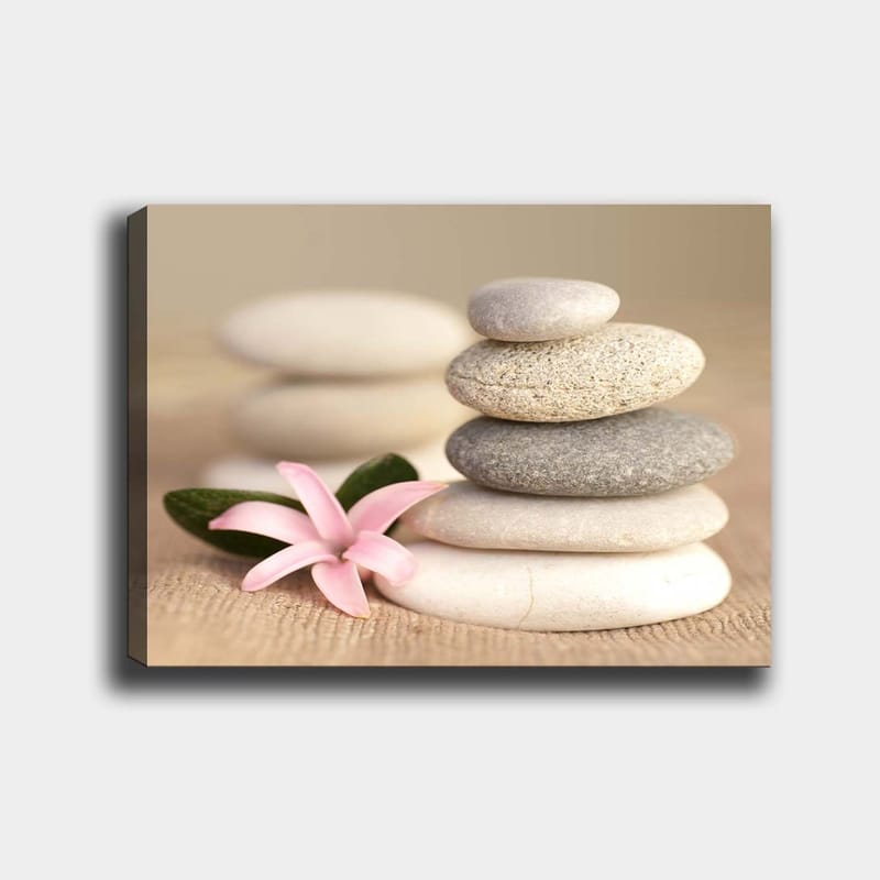 Canvastavla 70x100 cm - Stenpyramid med en rosa blomma som symboliserar balans och harmoni - Grå / Beige / Rosa - Inredning & dekor - Tavlor & konst - Canvastavla