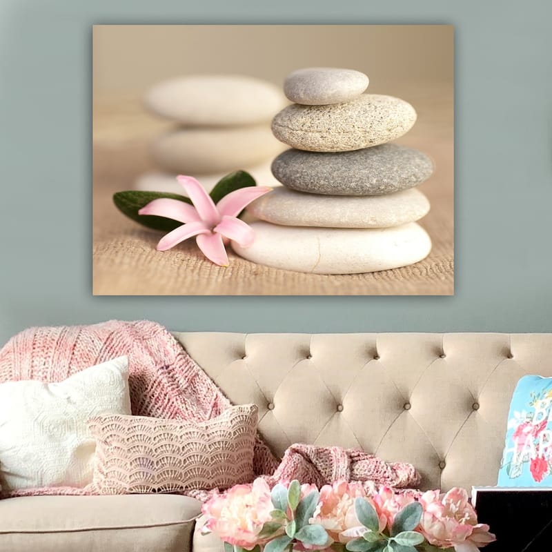 Canvastavla 70x100 cm - Stenpyramid med en rosa blomma som symboliserar balans och harmoni - Grå / Beige / Rosa - Inredning & dekor - Tavlor & konst - Canvastavla