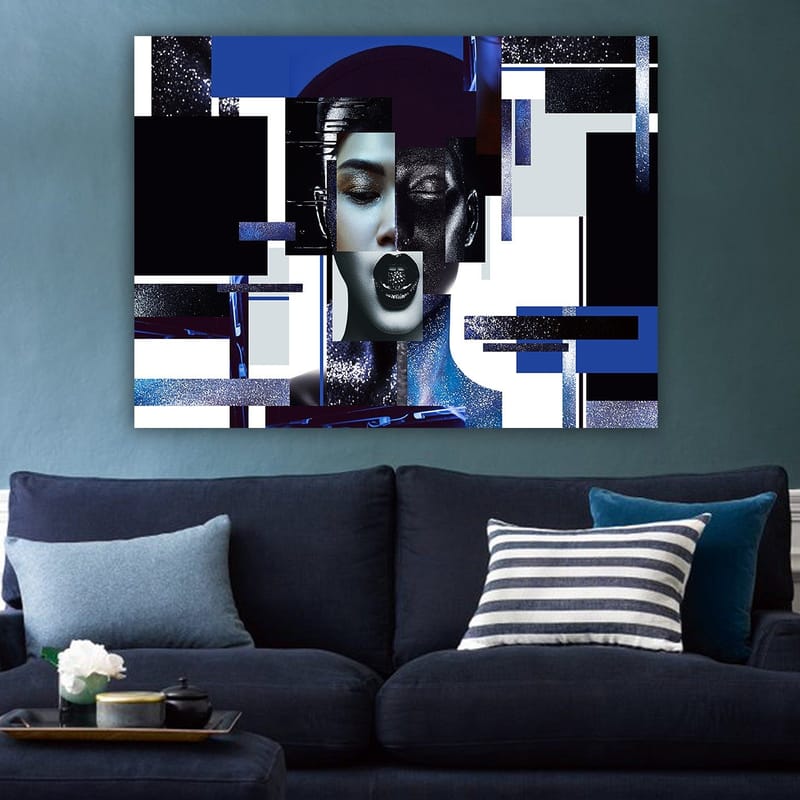 Canvastavla 70x100 cm - Stiliserad ansiktsbild med geometriska former och kontrasterande färger som skapar en modern och futuristisk känsla - Mörkblå / Svart / Vit - Inredning & dekor - Tavlor & konst - Canvastavla