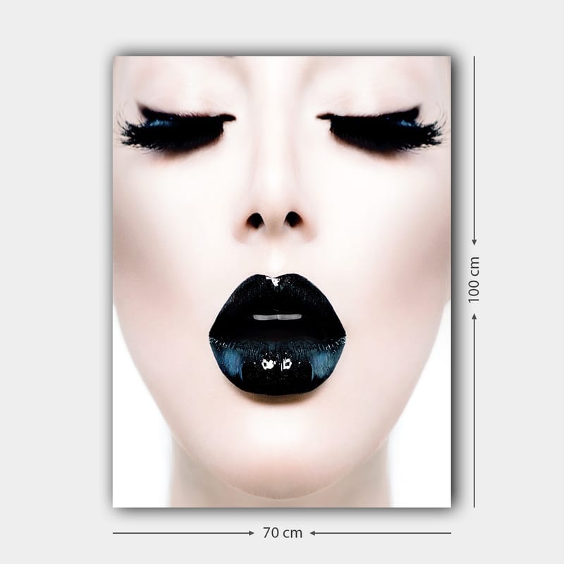 Canvastavla 70x100 cm - Stiliserad ansiktsporträtt med fokus på en person med svart läppstift och dramatiska ögonfransar - Svart / Vit / Grå - Inredning & dekor - Tavlor & konst - Canvastavla