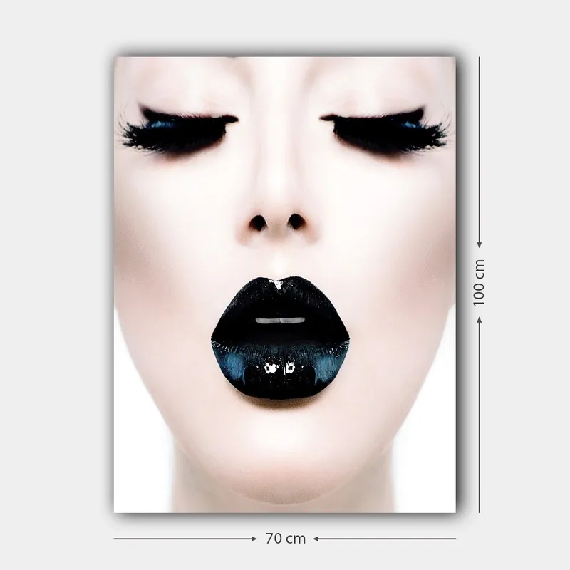 Canvastavla 70x100 cm - Stiliserad ansiktsporträtt med fokus på en person med svart läppstift och dramatiska ögonfransar - Svart / Vit / Grå - Inredning & dekor - Tavlor & konst - Canvastavla