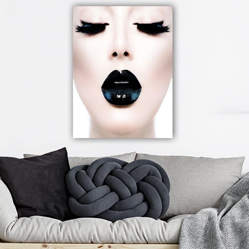 Canvastavla 70x100 cm - Stiliserad ansiktsporträtt med fokus på en person med svart läppstift och dramatiska ögonfransar - Svart / Vit / Grå - Inredning & dekor - Tavlor & konst - Canvastavla