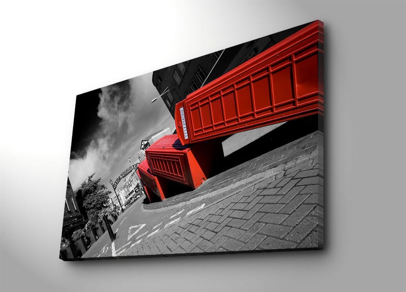 Canvastavla 70x100 cm - Stiliserad bild av röda telefonkiosker i en svartvit stadsbild - Röd / Svart - Inredning & dekor - Tavlor & konst - Canvastavla