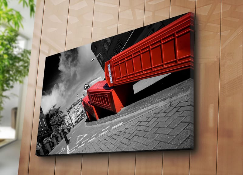 Canvastavla 70x100 cm - Stiliserad bild av röda telefonkiosker i en svartvit stadsbild - Röd / Svart - Inredning & dekor - Tavlor & konst - Canvastavla