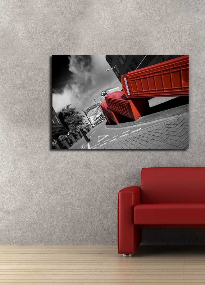 Canvastavla 70x100 cm - Stiliserad bild av röda telefonkiosker i en svartvit stadsbild - Röd / Svart - Inredning & dekor - Tavlor & konst - Canvastavla
