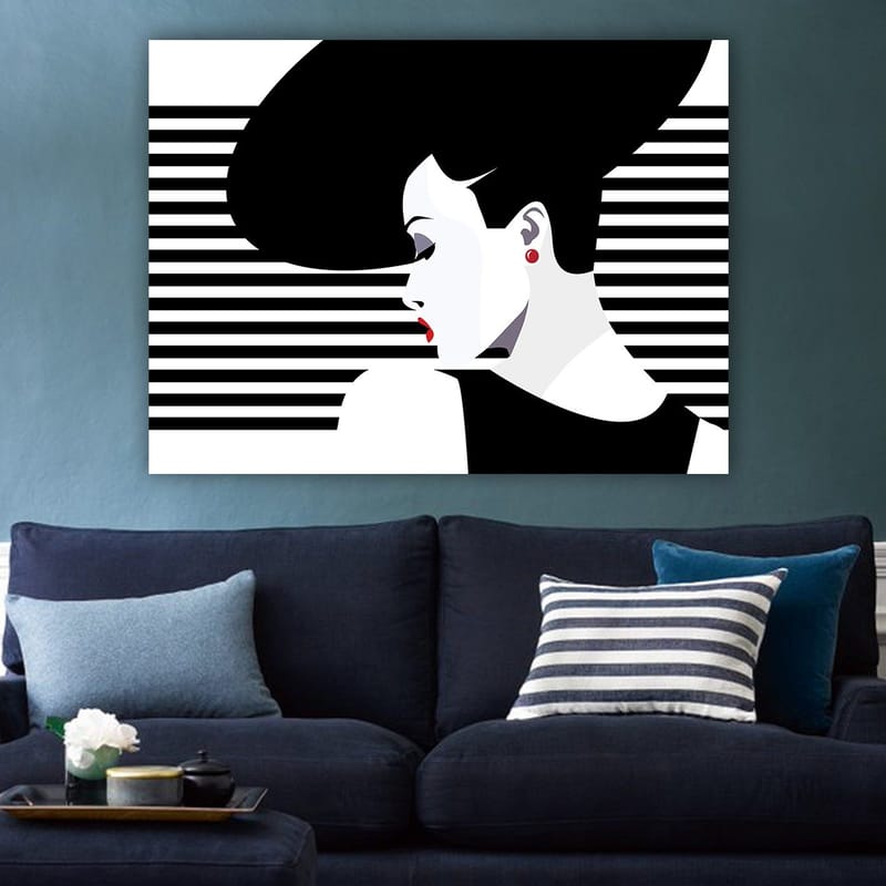 Canvastavla 70x100 cm - Stiliserad kvinna med en stor frisyr i profil, omgiven av svarta och vita ränder - Svart / Vit / Röd - Inredning & dekor - Tavlor & konst - Canvastavla