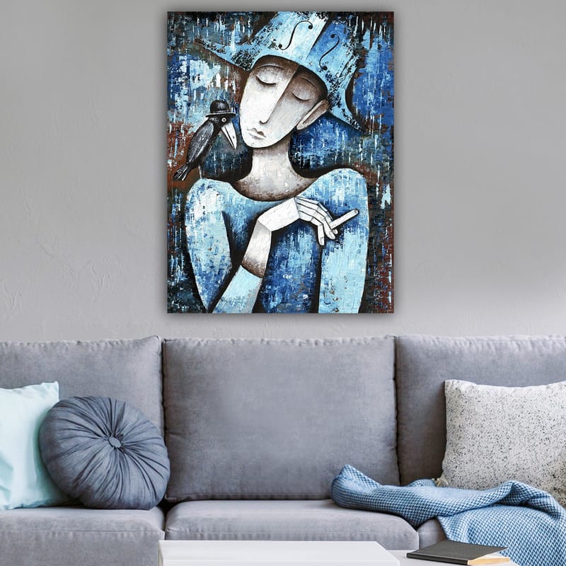 Canvastavla 70x100 cm - Stiliserad kvinna med en svart fågel på axeln, klädd i blått och vitt - Blå / Vit / Svart - Inredning & dekor - Tavlor & konst - Canvastavla