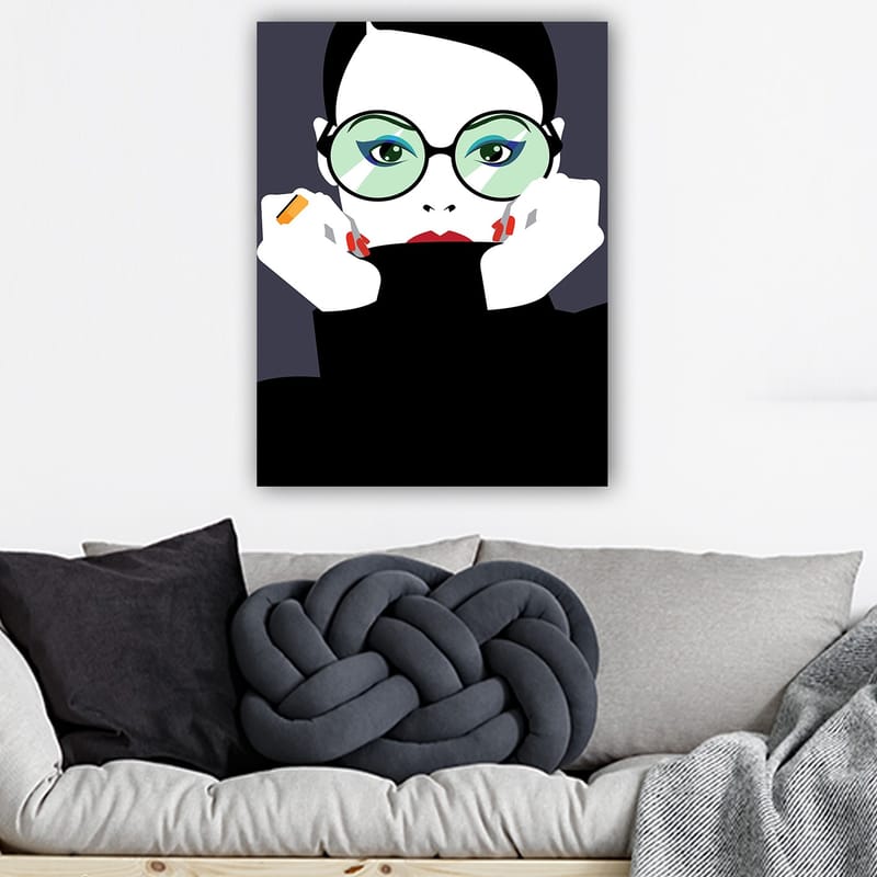 Canvastavla 70x100 cm - Stiliserad kvinna med stora glasögon som håller om sitt ansikte - Grön / Svart / Röd - Inredning & dekor - Tavlor & konst - Canvastavla