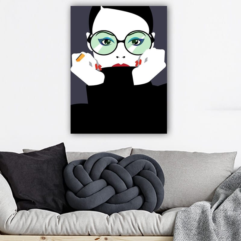 Canvastavla 70x100 cm - Stiliserad kvinna med stora glasögon som håller om sitt ansikte - Grön / Svart / Röd - Inredning & dekor - Tavlor & konst - Canvastavla